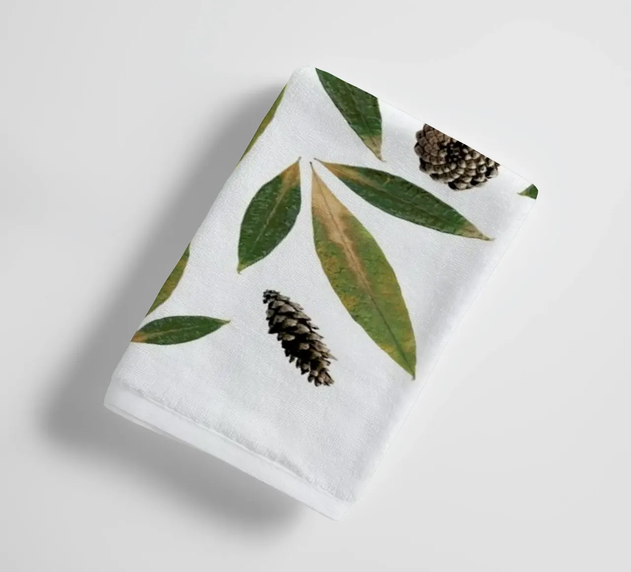 Pinecones and Leaves asciugamano da bagno da Miles of Light