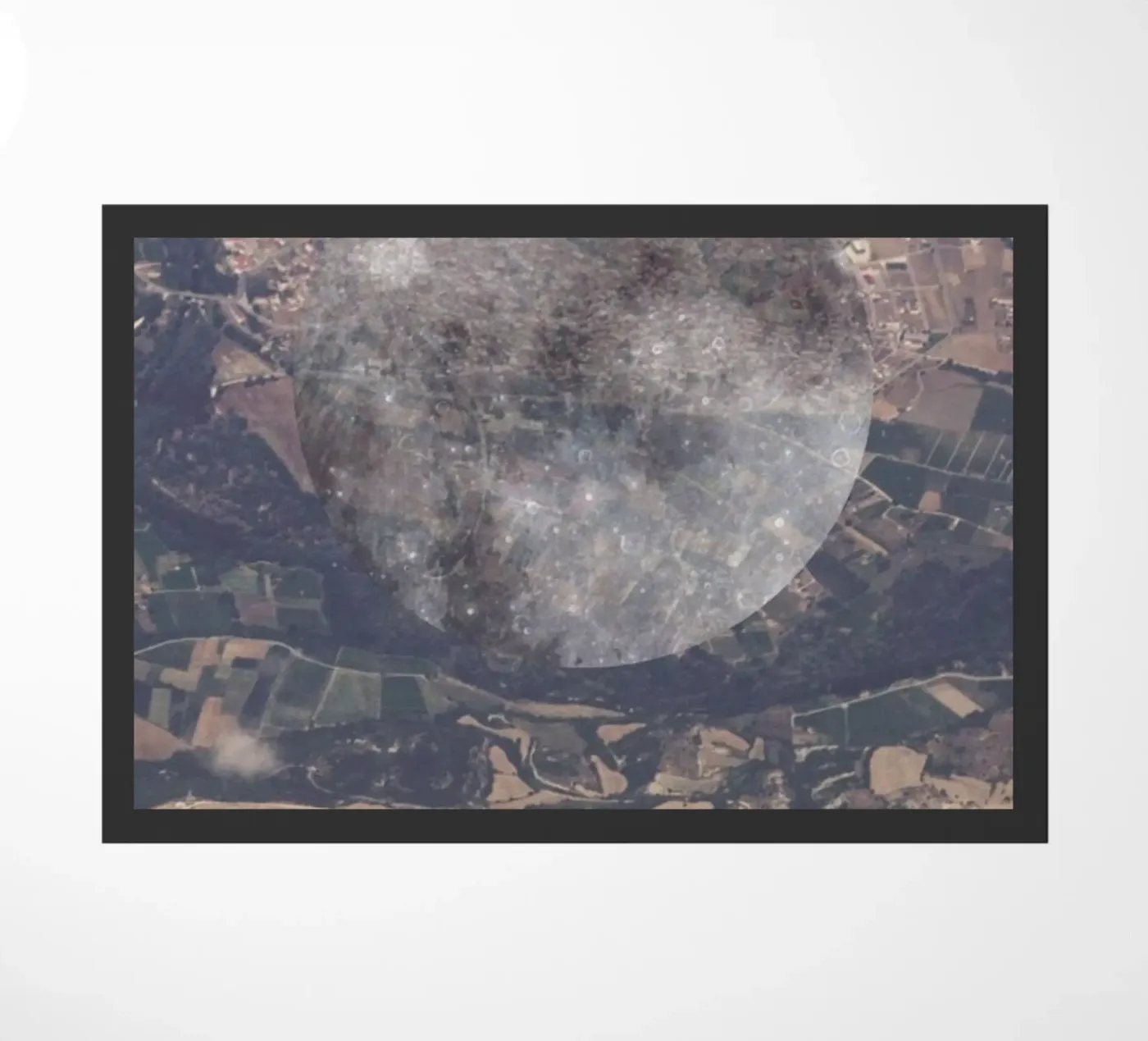 Death from above deurmat van Nicolas Messaritis