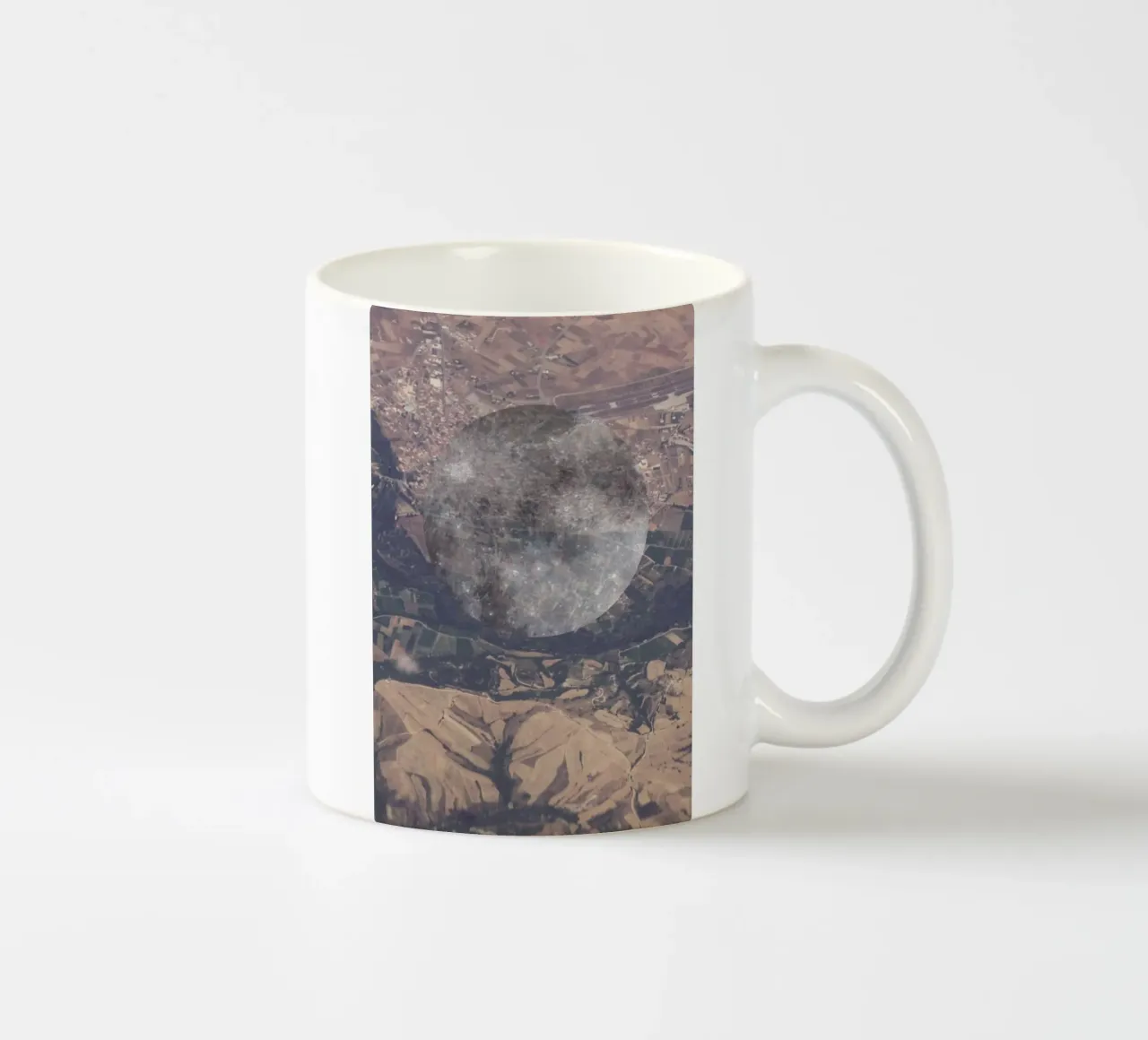 Death from above tazza in ceramica da Nicolas Messaritis