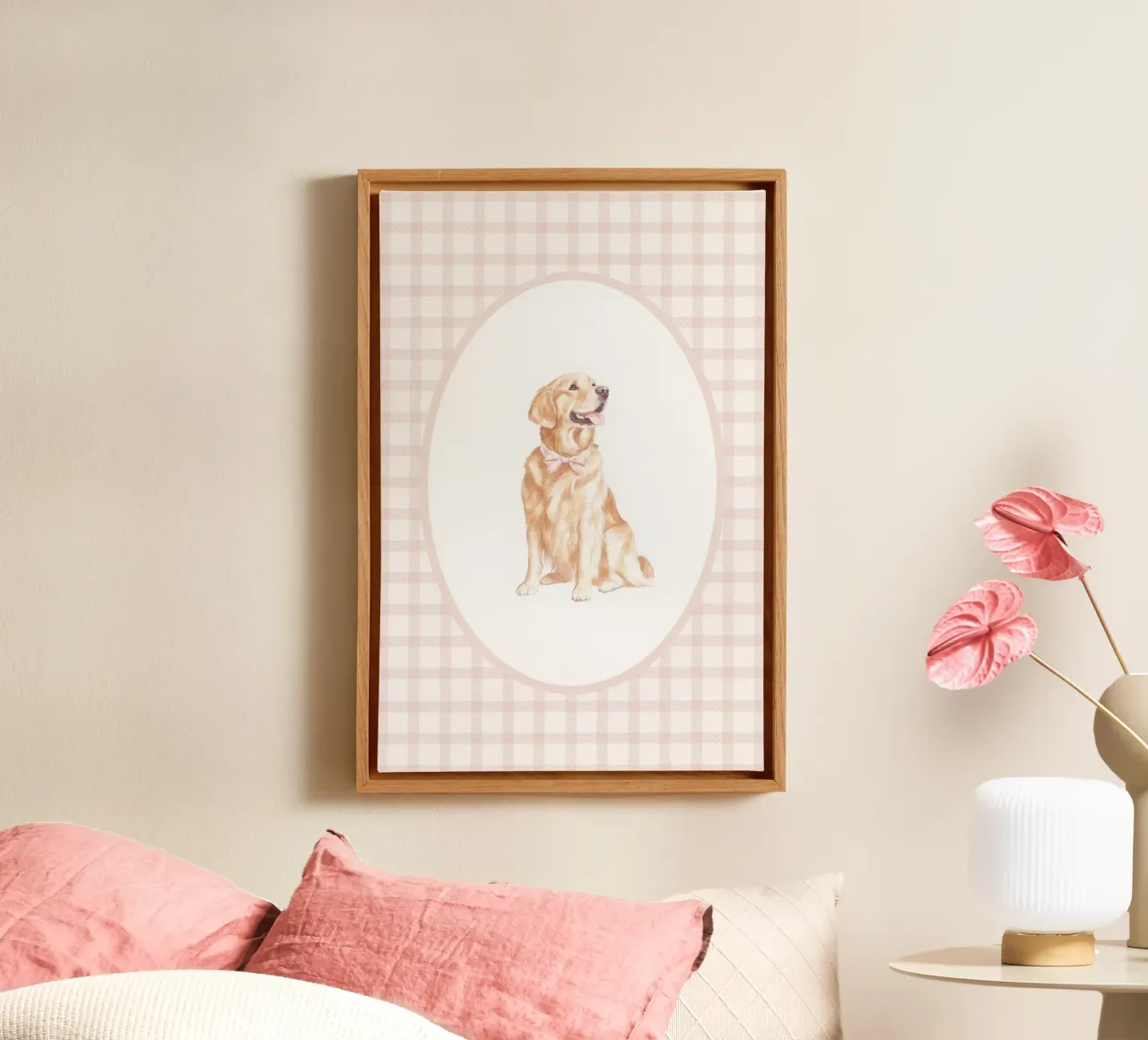 Golden Retriever con lazo rosa lienzo con Marco flotante de Jungle Joy Art