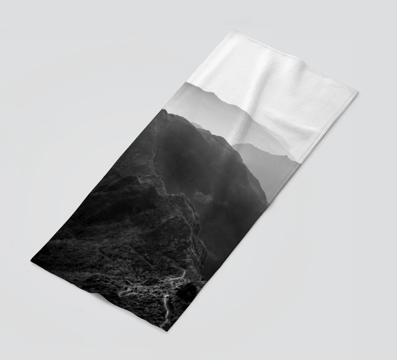 Vue panoramique des montagnes de Madère serviette de plage de FEMK.