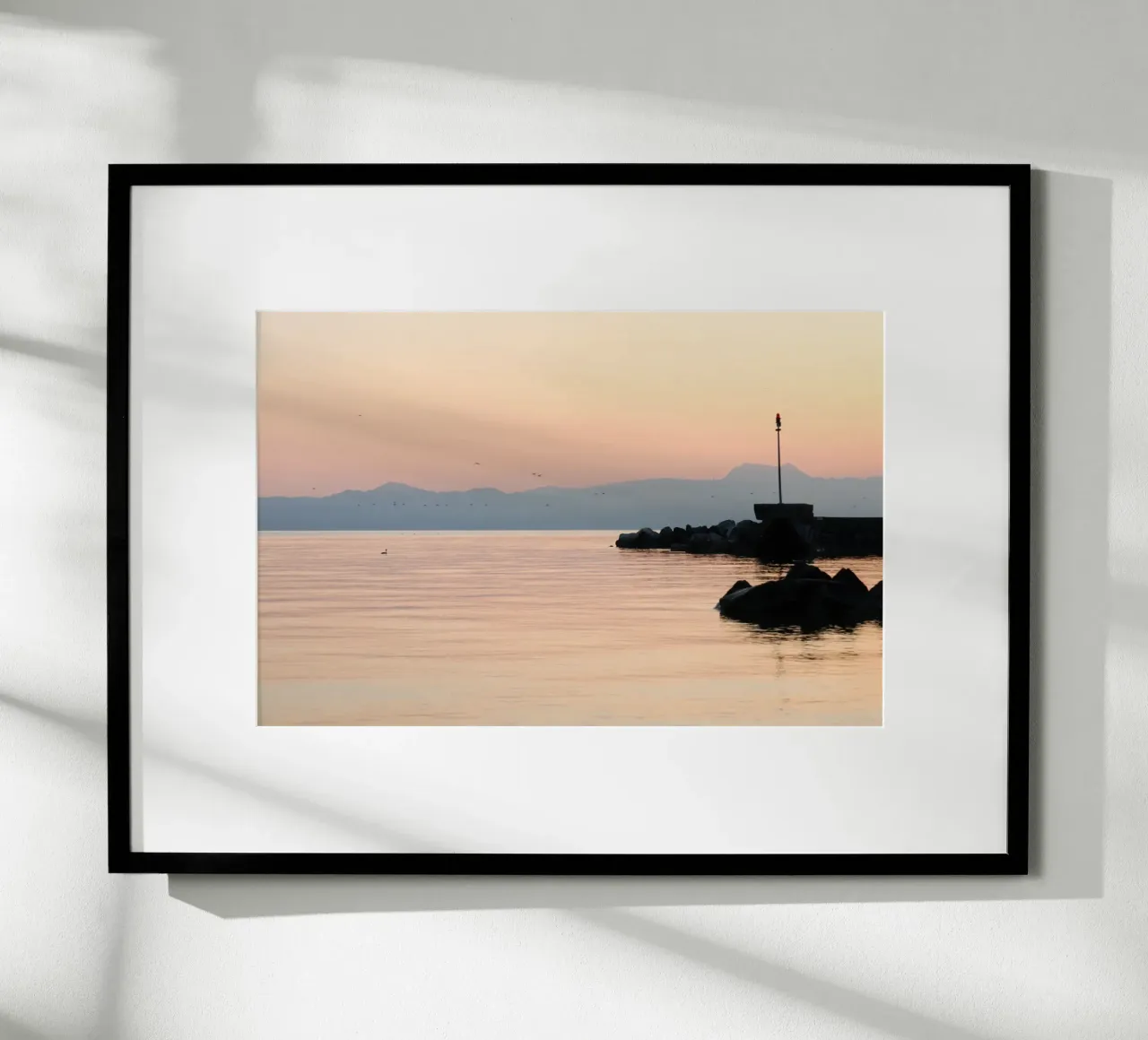 Atmosfera mattutina al lago poster con telaio in legno da Atelier_SousleMont_Photography