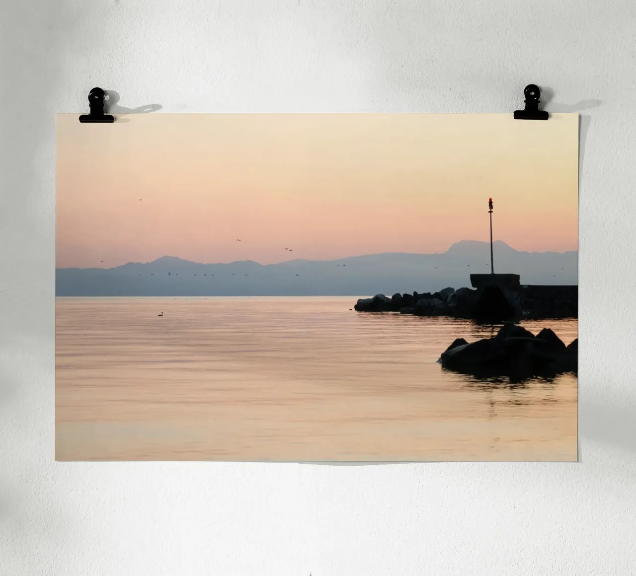 Atmosfera mattutina al lago poster con telaio in legno da Atelier_SousleMont_Photography