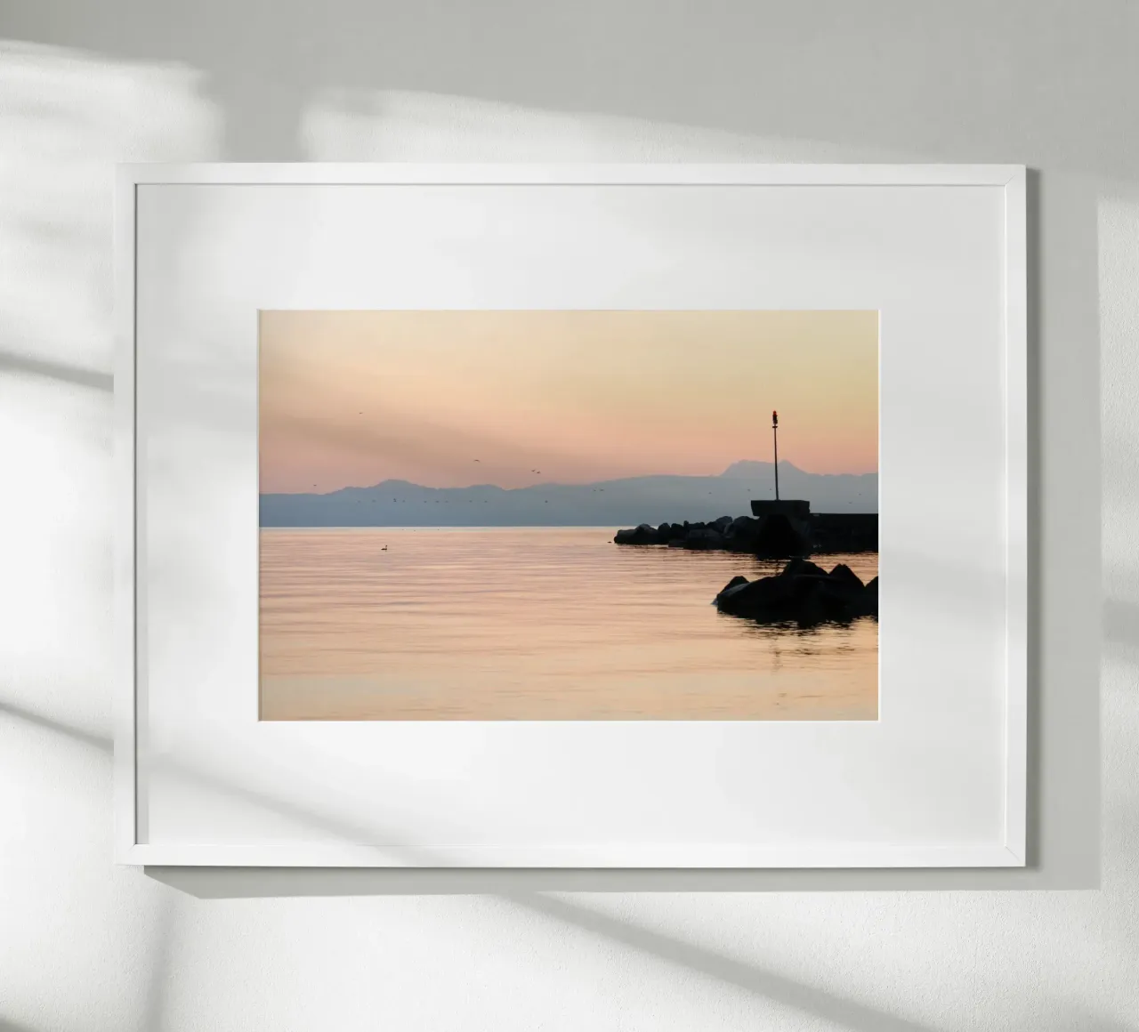 Atmosfera mattutina al lago poster con telaio in legno da Atelier_SousleMont_Photography