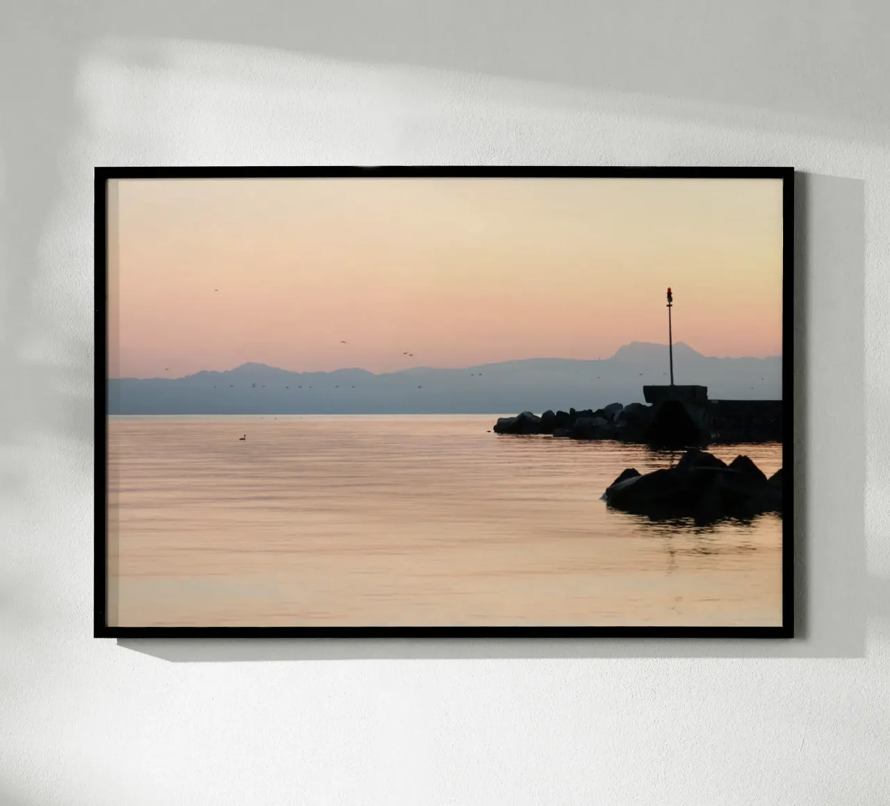 Atmosfera mattutina al lago poster con telaio in legno da Atelier_SousleMont_Photography