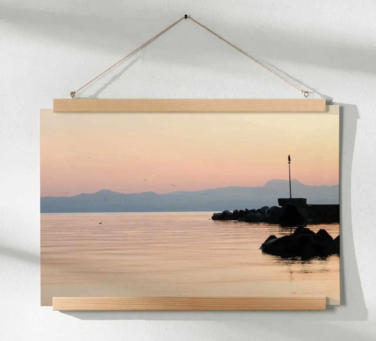Atmosfera mattutina al lago poster con telaio in legno da Atelier_SousleMont_Photography