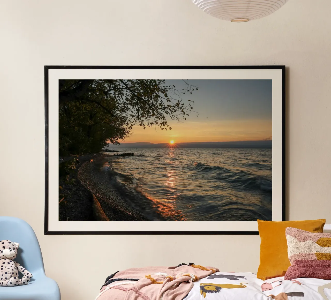 Tramonto dorato sul lago poster con telaio in plastica da Atelier_SousleMont_Photography