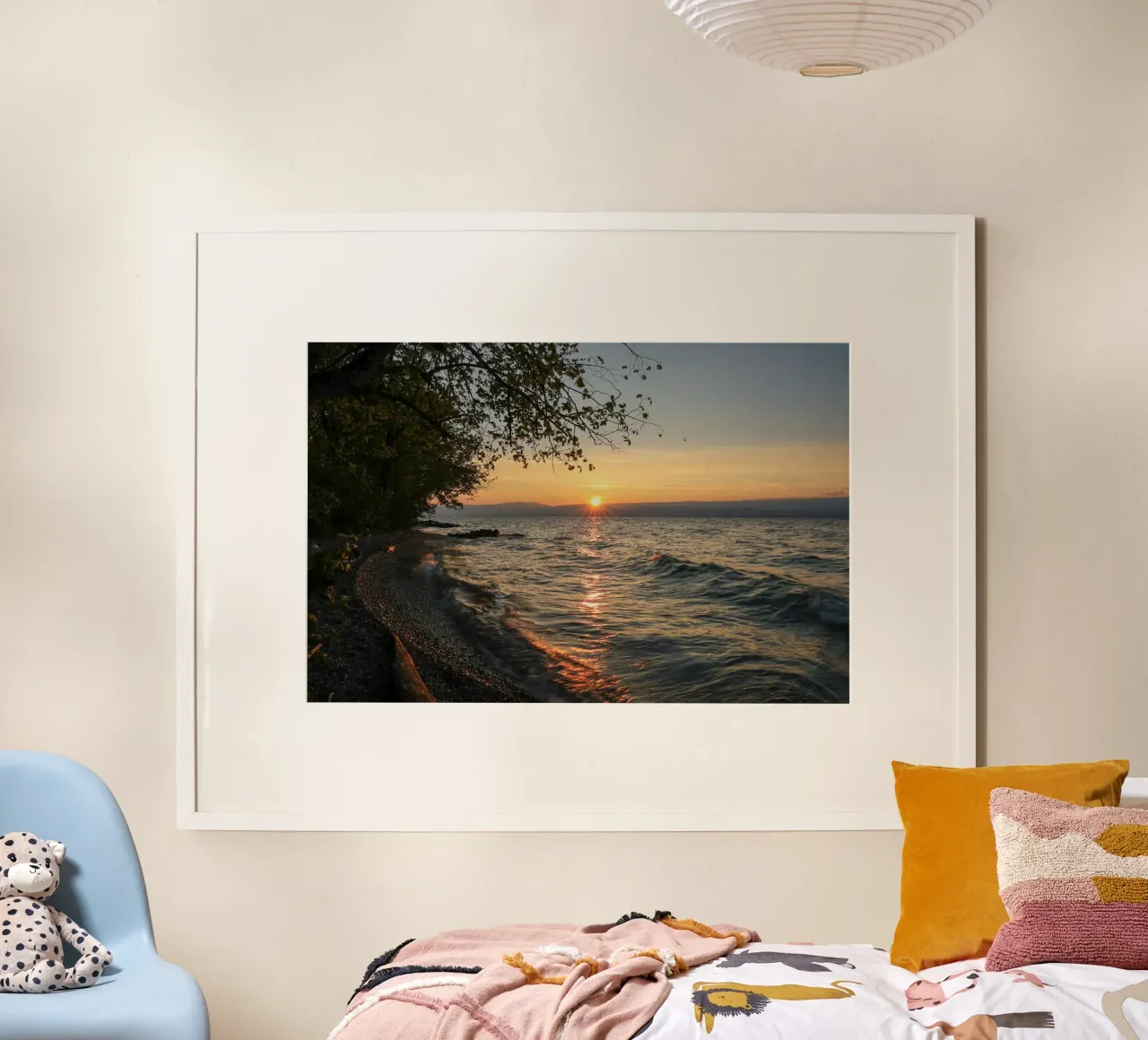 Tramonto dorato sul lago poster con telaio in plastica da Atelier_SousleMont_Photography