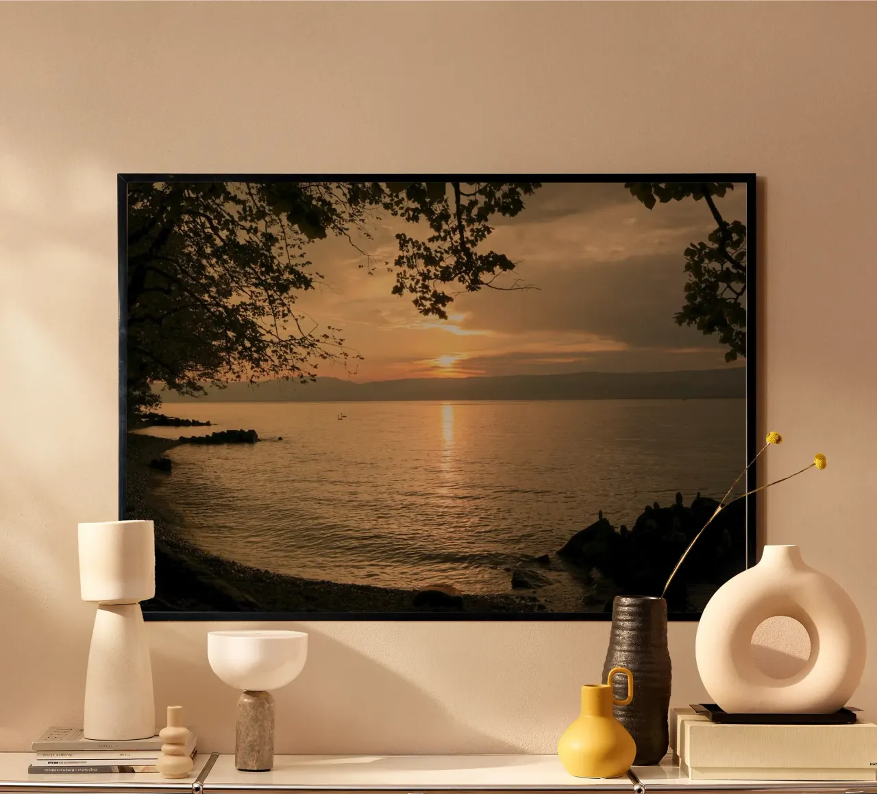 Crepuscolo dorato sul lago poster con telaio in plastica da Atelier_SousleMont_Photography