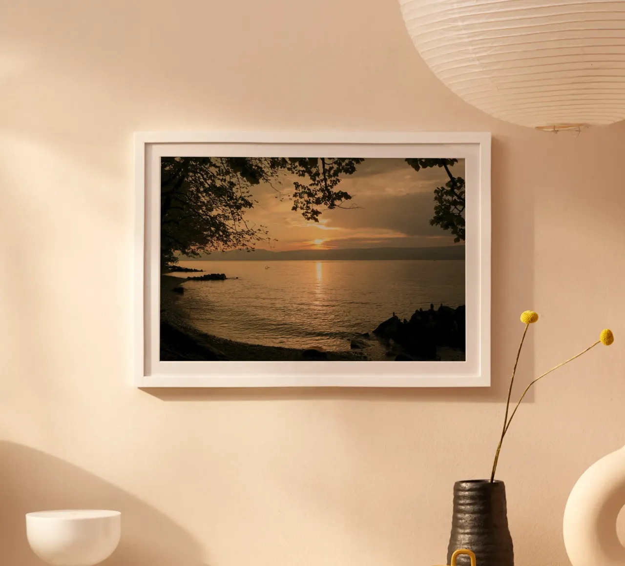 Crepuscolo dorato sul lago poster con telaio in plastica da Atelier_SousleMont_Photography