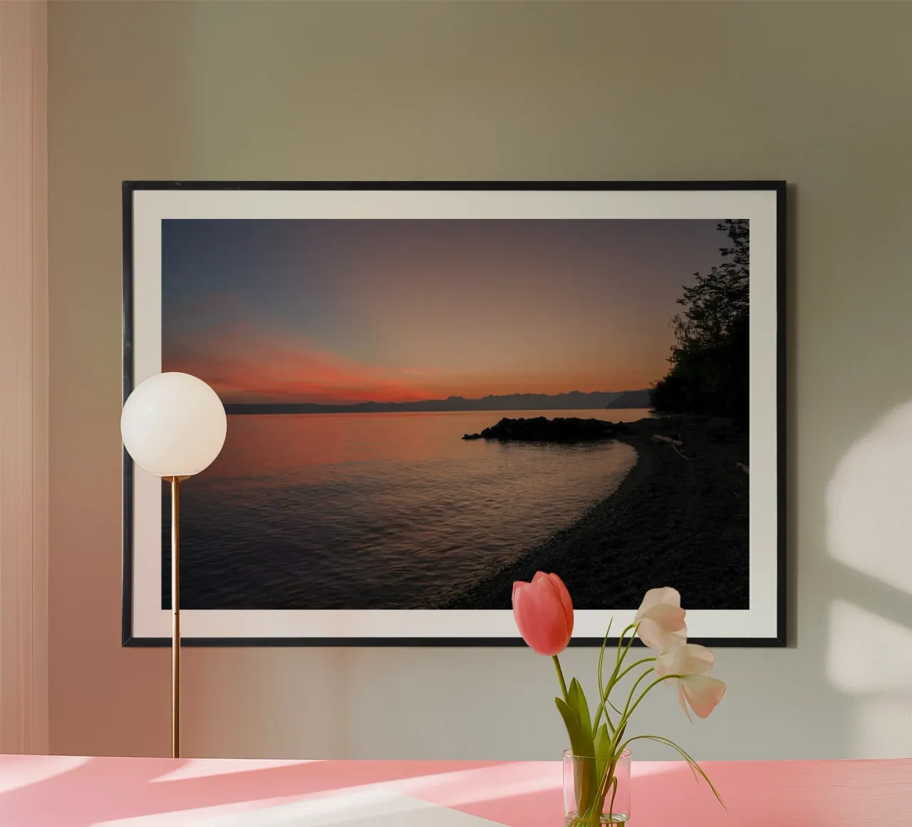 L'alba sul lago poster con telaio in legno da Atelier_SousleMont_Photography