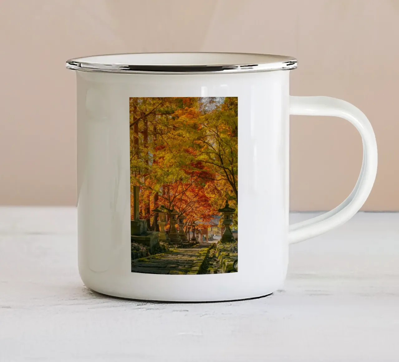 Santuario d'autunno a Nagano, Giappone tazza in smalto da Marcel Bisig