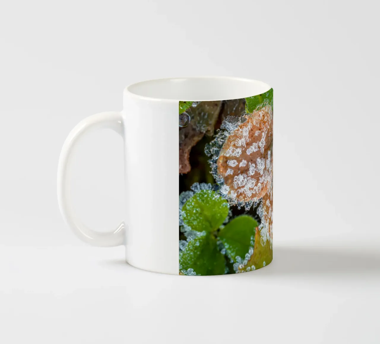 Cristalli di ghiaccio sui trifogli in inverno tazza in ceramica da Marcus Beckert | Fotografie