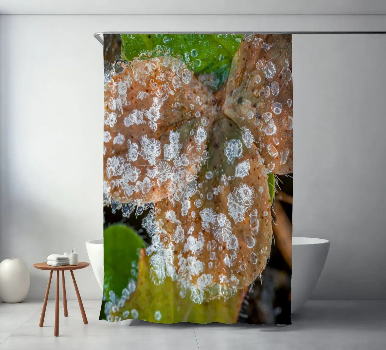 Cristalli di ghiaccio sui trifogli in inverno tenda da doccia da Marcus Beckert | Fotografie