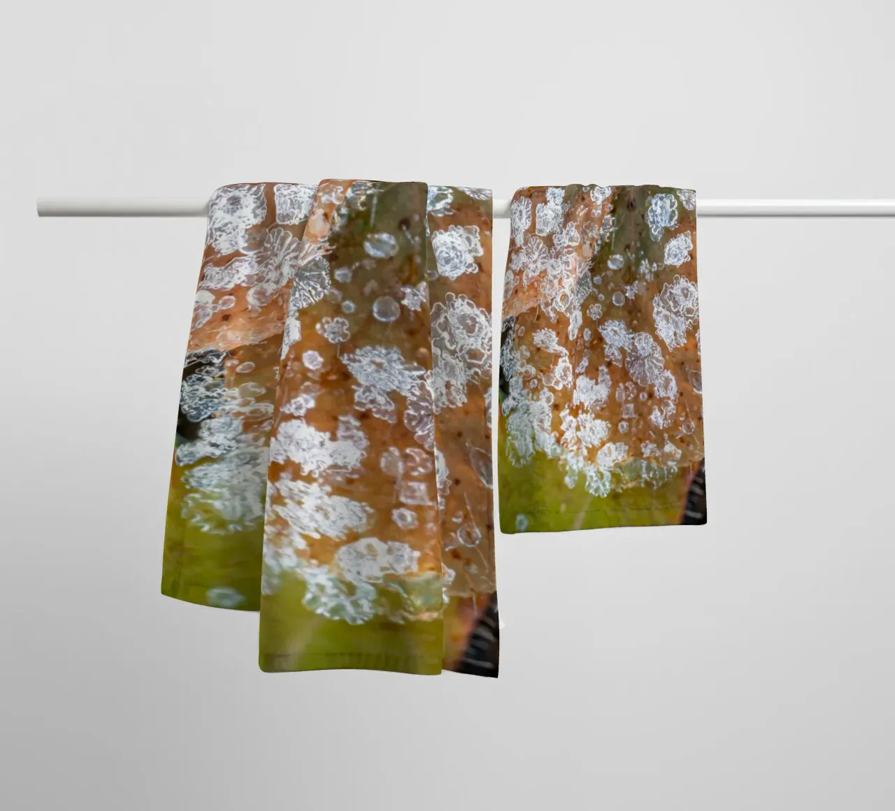 Cristalli di ghiaccio sui trifogli in inverno asciugamano da bagno da Marcus Beckert | Fotografie