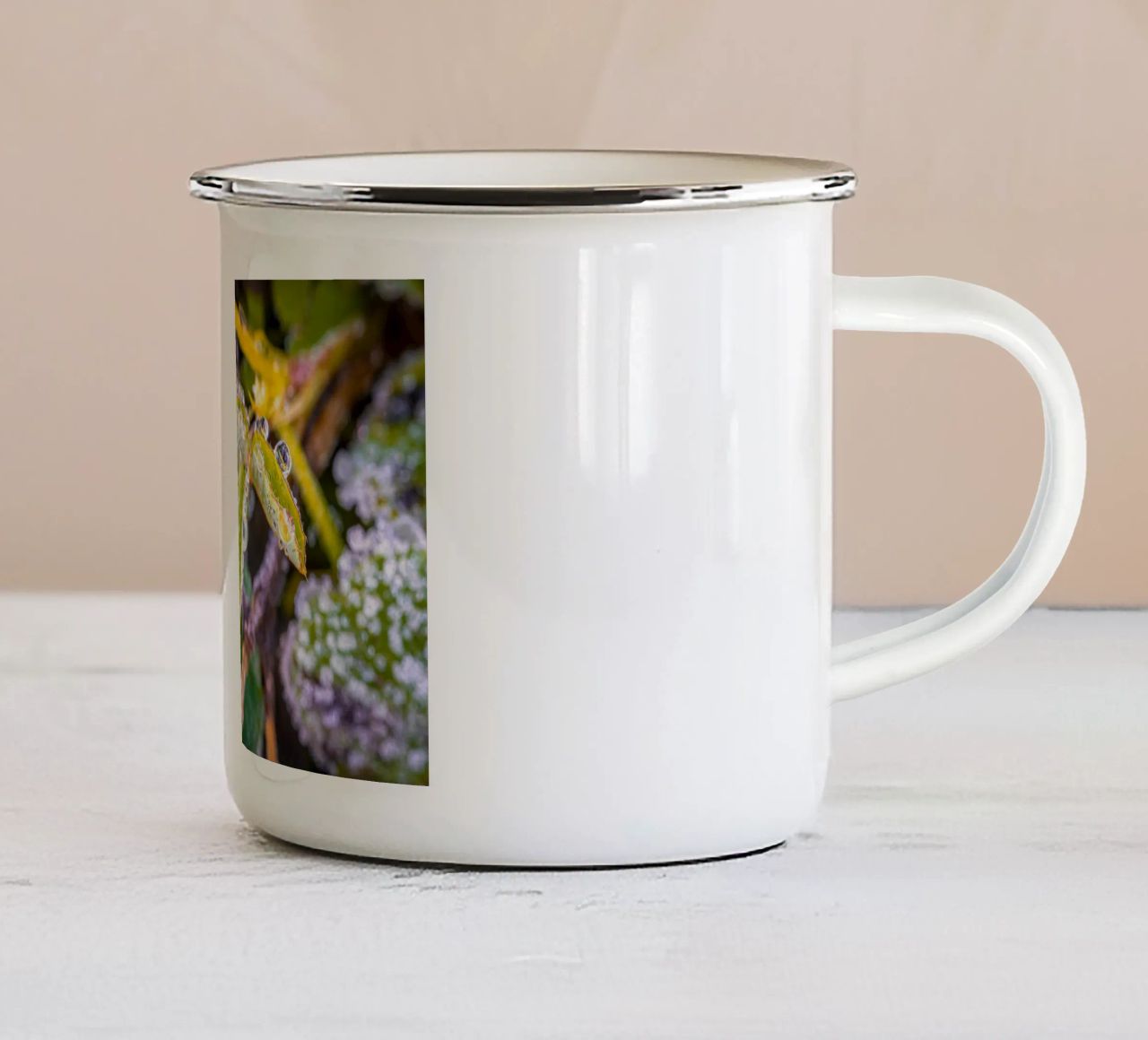 Gocce d'acqua su trifogli tazza in smalto da Marcus Beckert | Fotografie