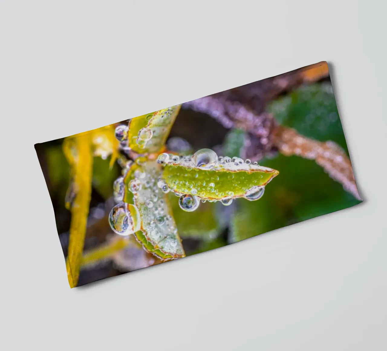 Wassertropfen auf Kleeblättern Handtuch von Marcus Beckert | Fotografie