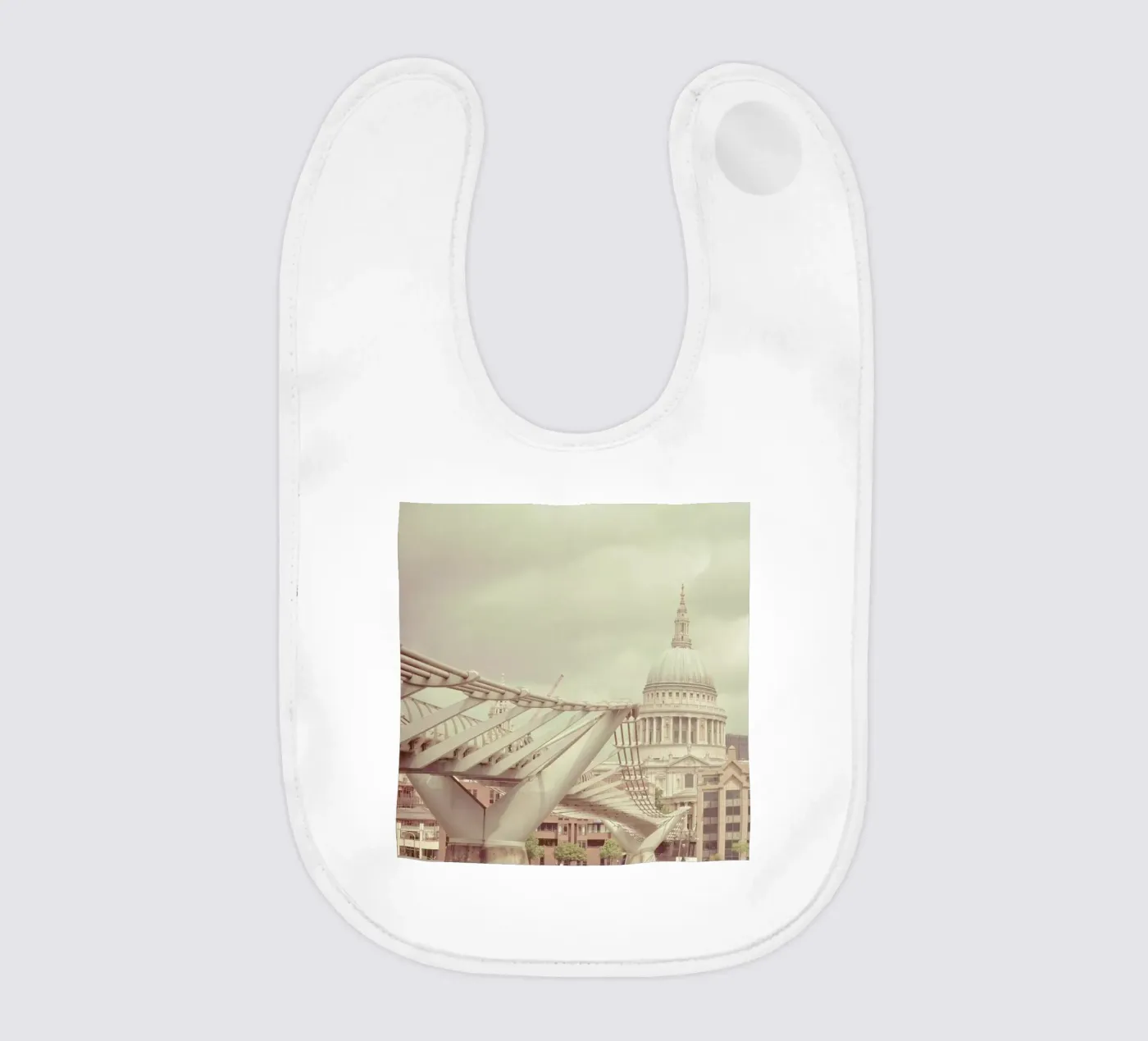 Millenium Square bavaglino da Keri Bevan