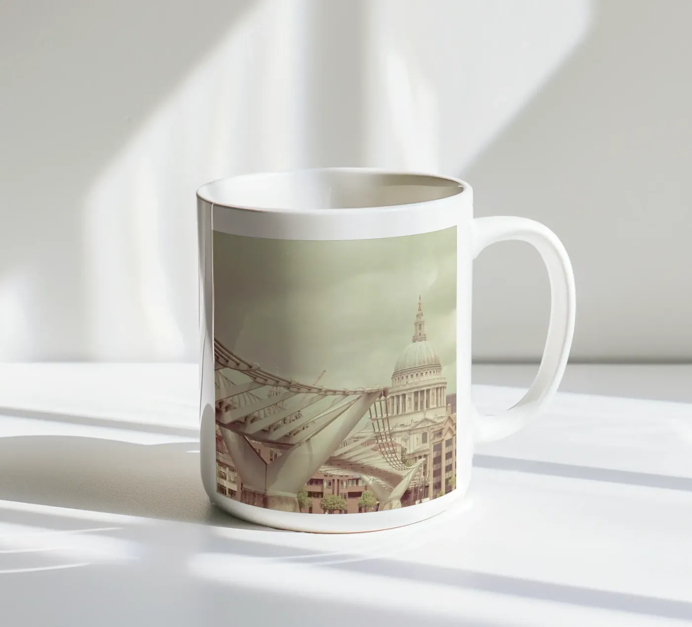 Millenium Square tazza in ceramica da Keri Bevan