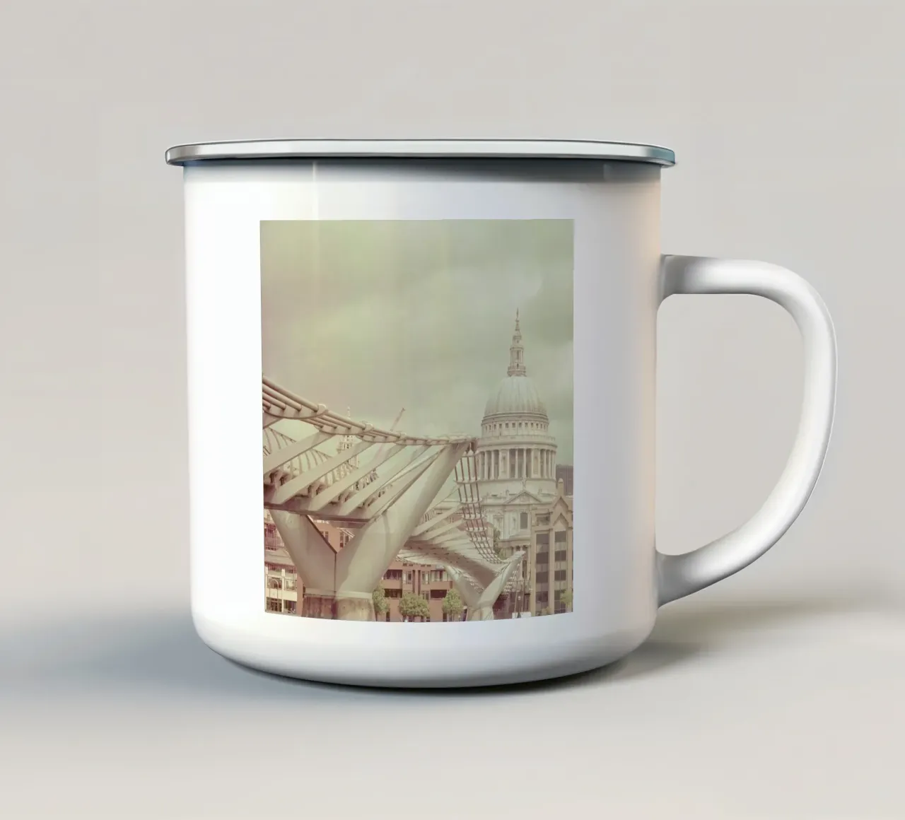 Millenium Square tazza in smalto da Keri Bevan