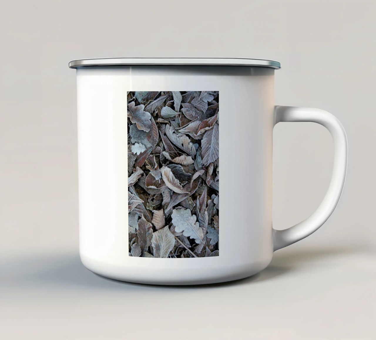 Winter Is Close tazza in smalto da Studio Nahili