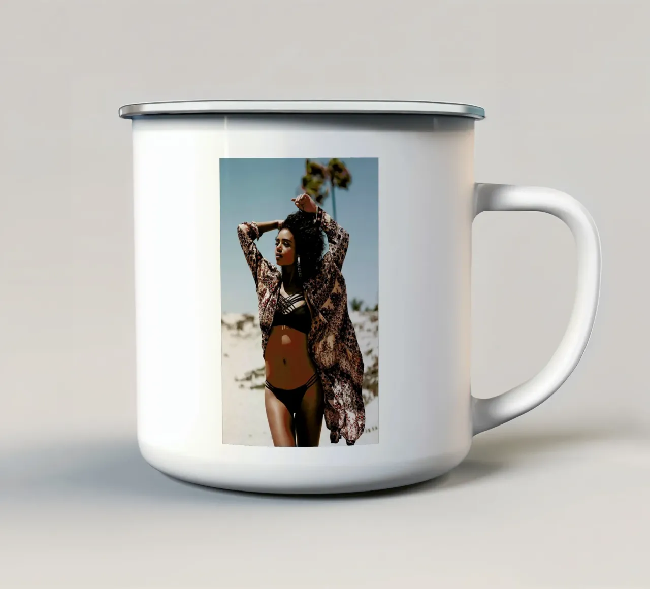 Beachin´In O.C. tazza in smalto da Marie Bärsch