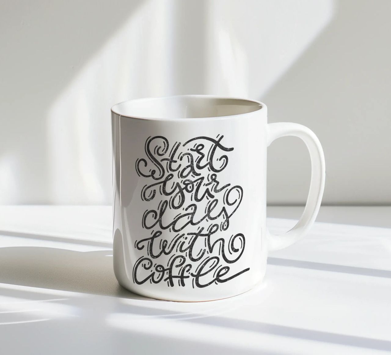 Start Your Day with Coffee tazza in ceramica da QuooodZ by MooodzArt