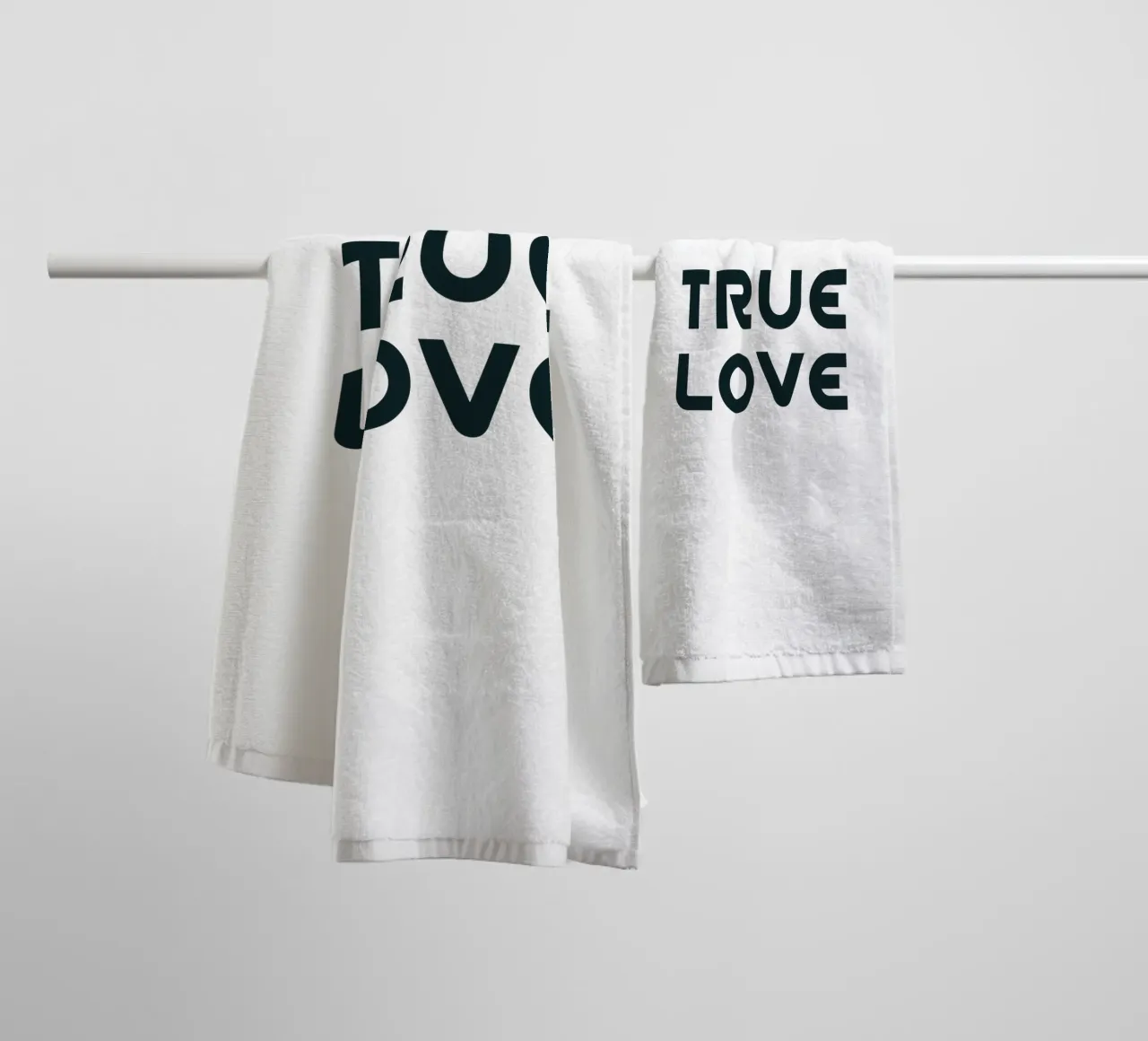Amore vero Minimalista Semplice Elegante asciugamano da bagno da YV TYPOGRAPHY