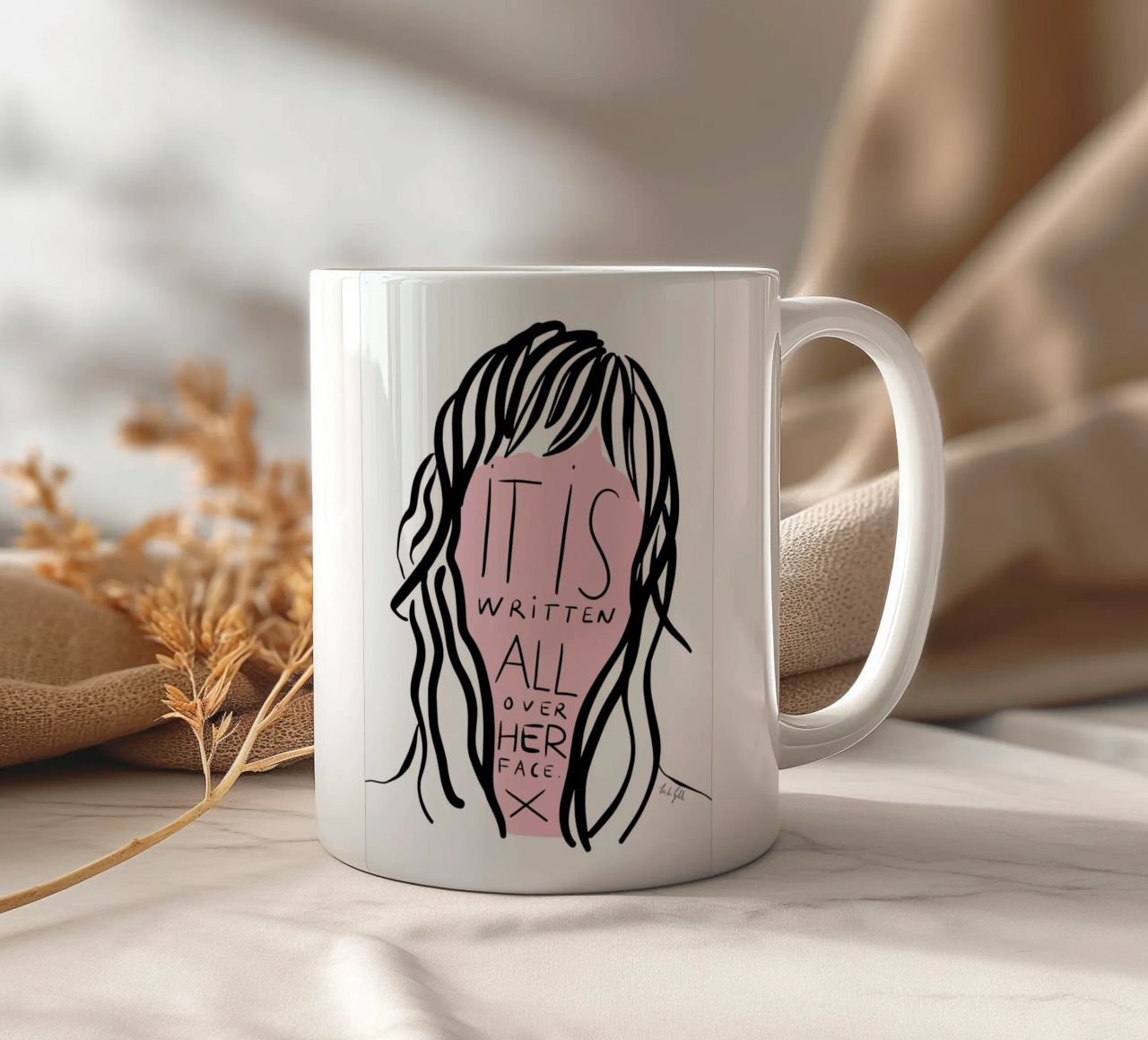 Writing on Her Face tazza in ceramica da Linda Gobeta