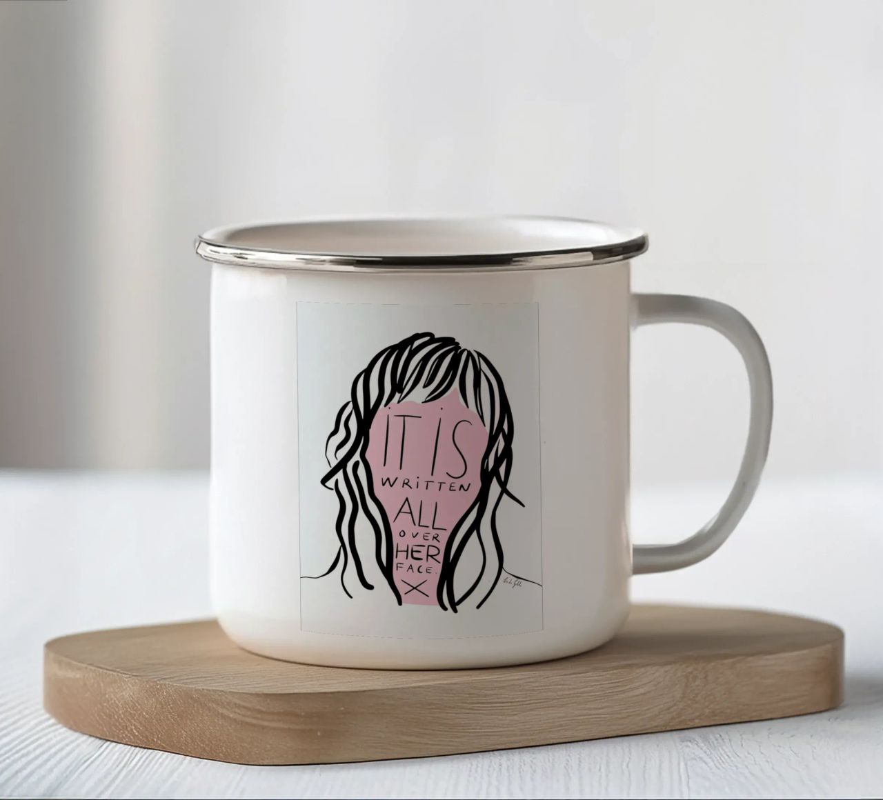 Writing on Her Face tazza in smalto da Linda Gobeta