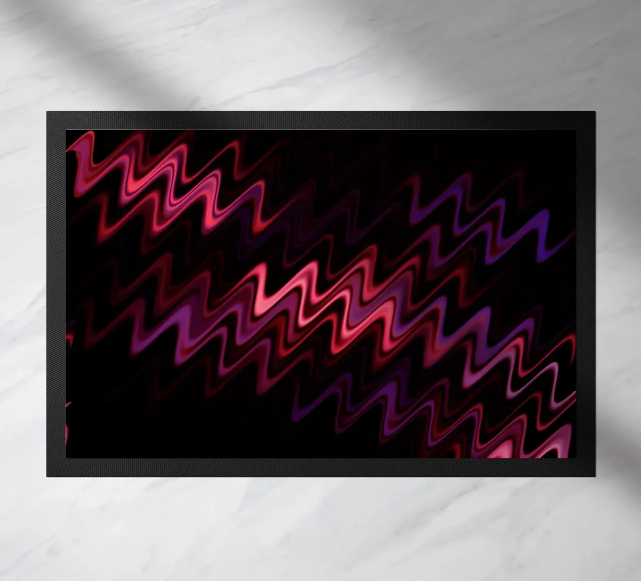 Abstrakte Wellen und ein dynamisches Muster in Pink und Lila Fußmatte von Something for you
