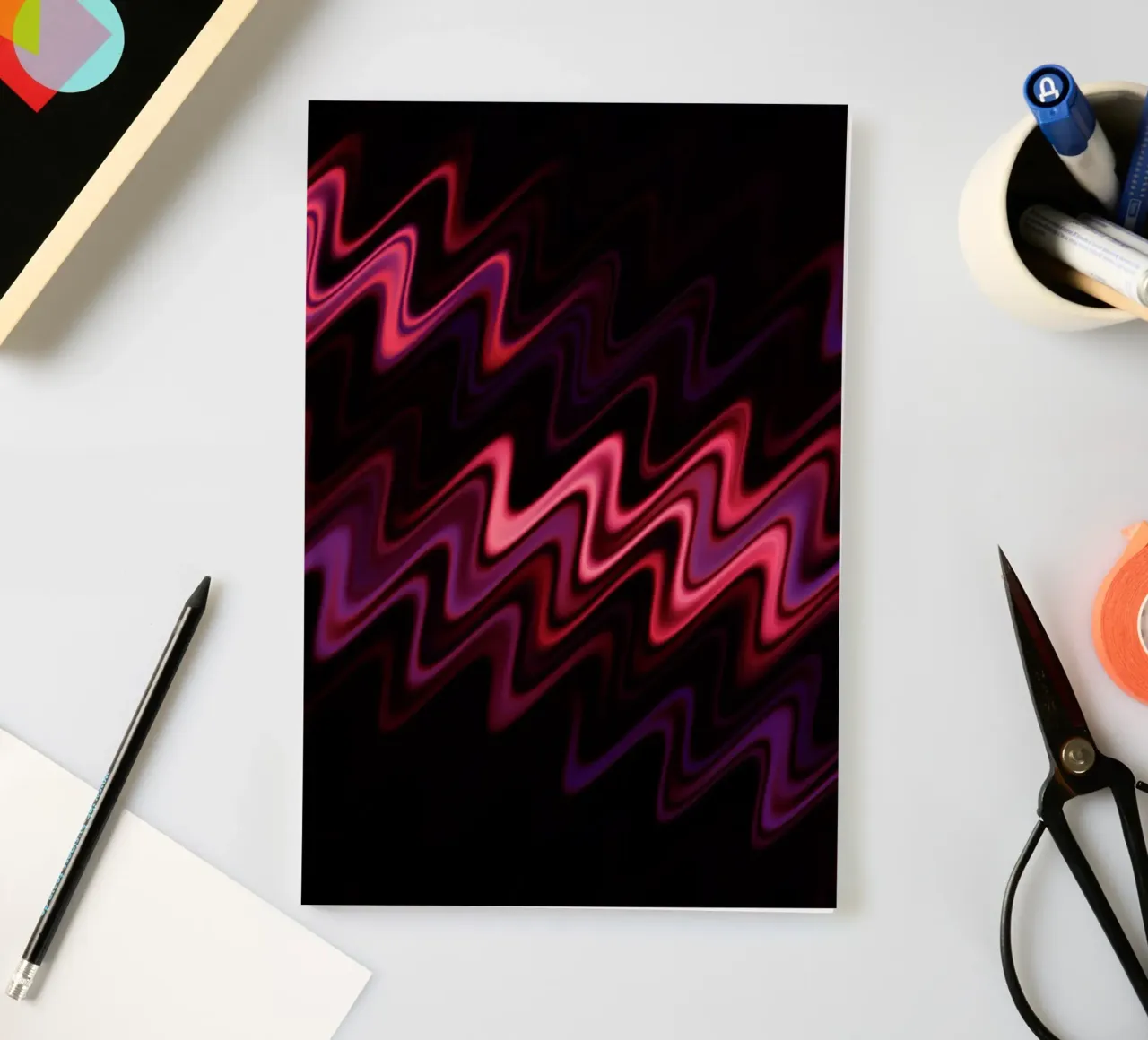 Abstrakte Wellen und ein dynamisches Muster in Pink und Lila Notizbuch von Something for you