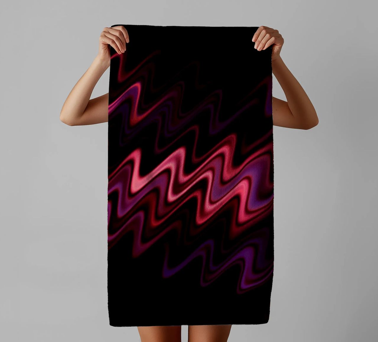 Des vagues abstraites et un motif dynamique en rose et violet serviette de bain de Something for you