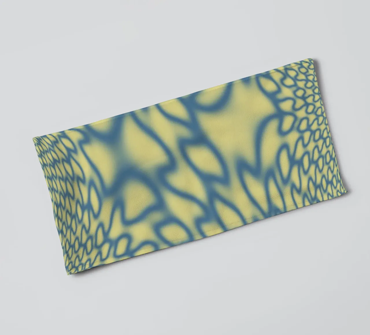 Dynamische Kreise und Fraktale in Blau Handtuch von Something for you