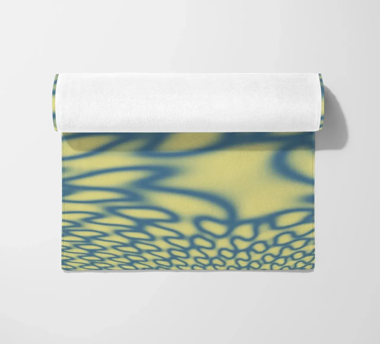 Dynamische cirkels en fractals in blauw strandhanddoek van Something for you