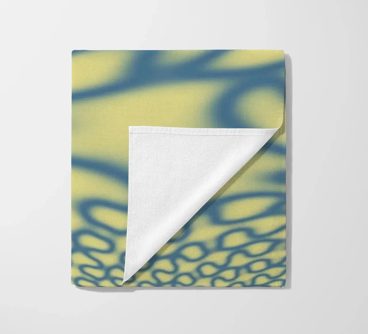 Dynamische cirkels en fractals in blauw strandhanddoek van Something for you