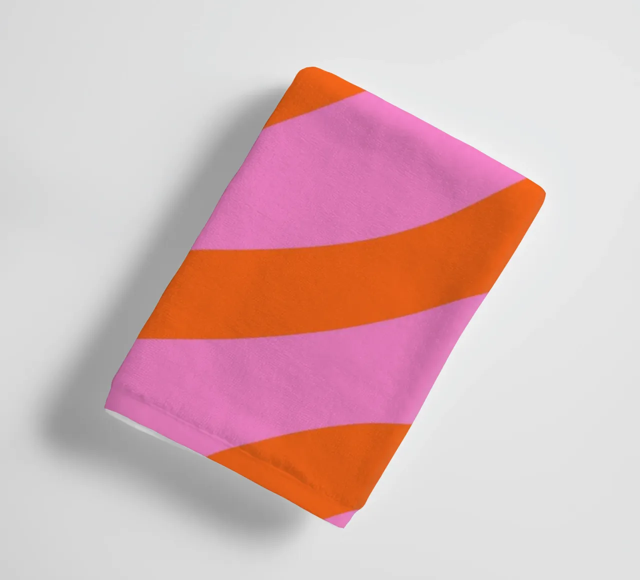 Linee astratte - arancio e rosa asciugamano da bagno da Wackapacka