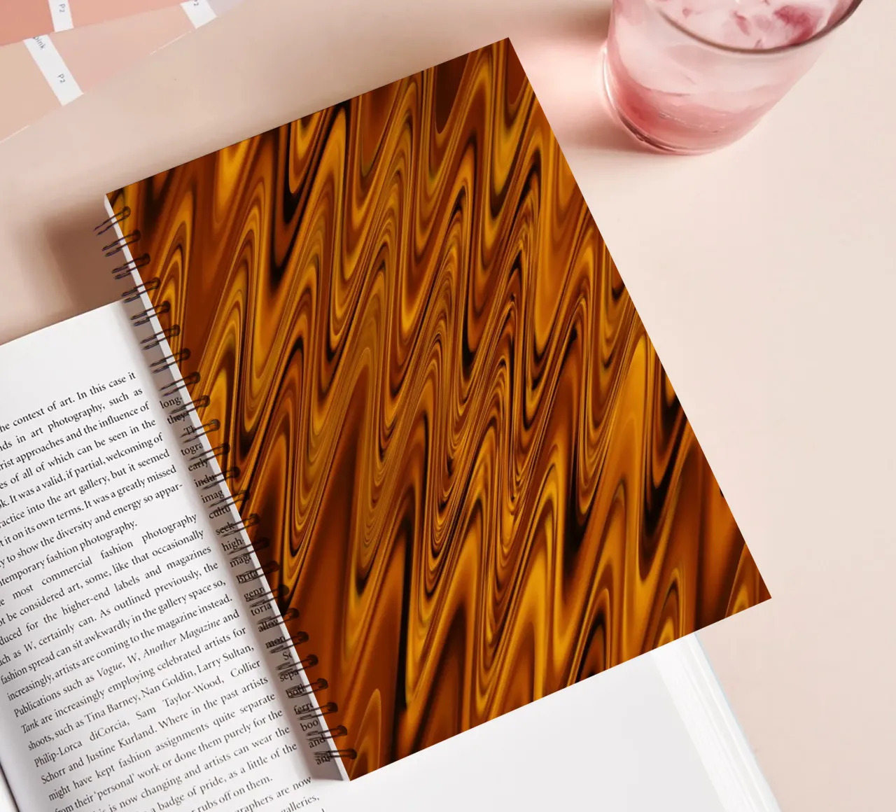 Abstrakte dynamische Wellen Muster in Orange und Rot Ringbuch von Something for you