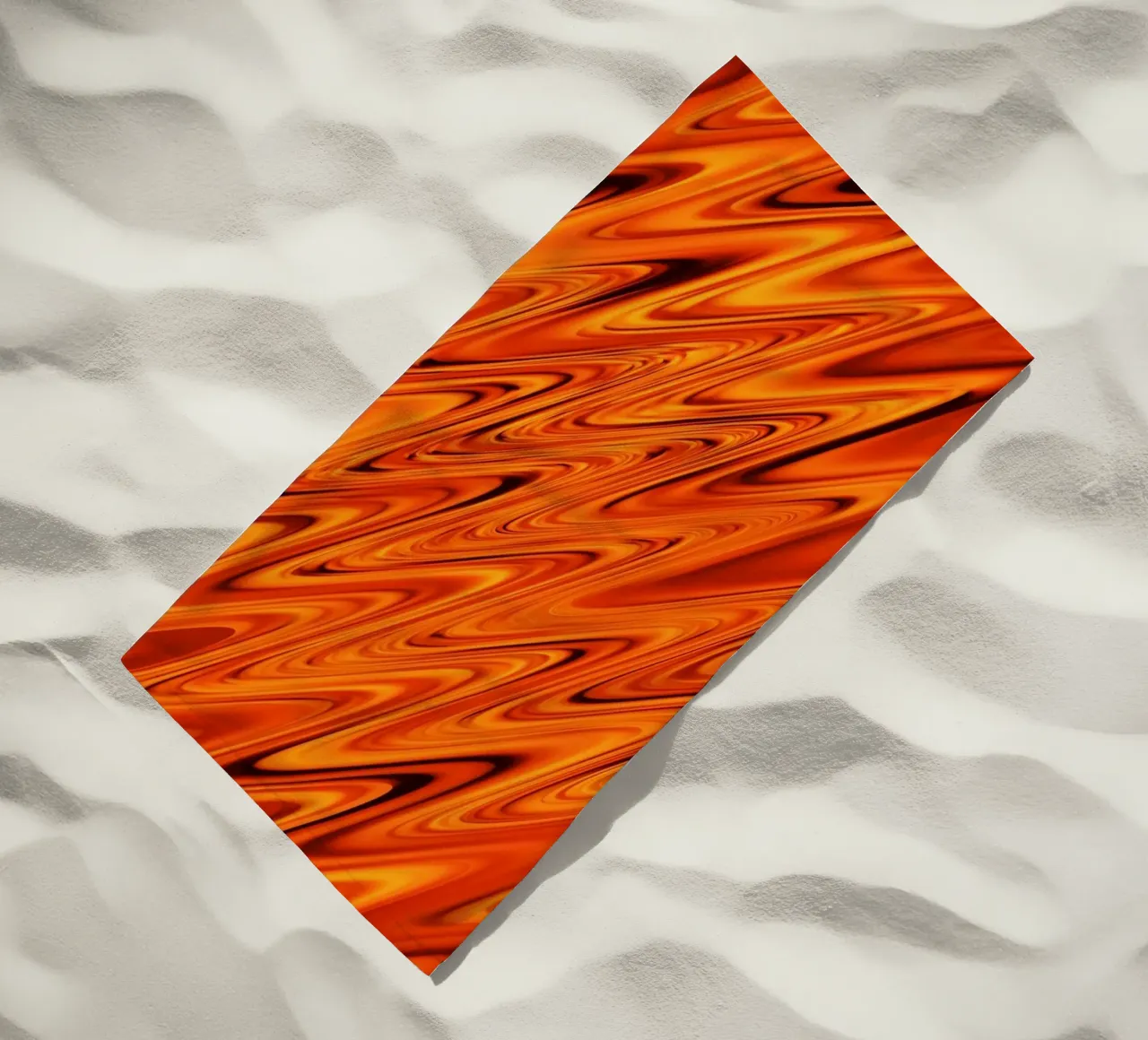 Abstrakte dynamische Wellen und Muster in Orange und Rot Strandtuch von Something for you