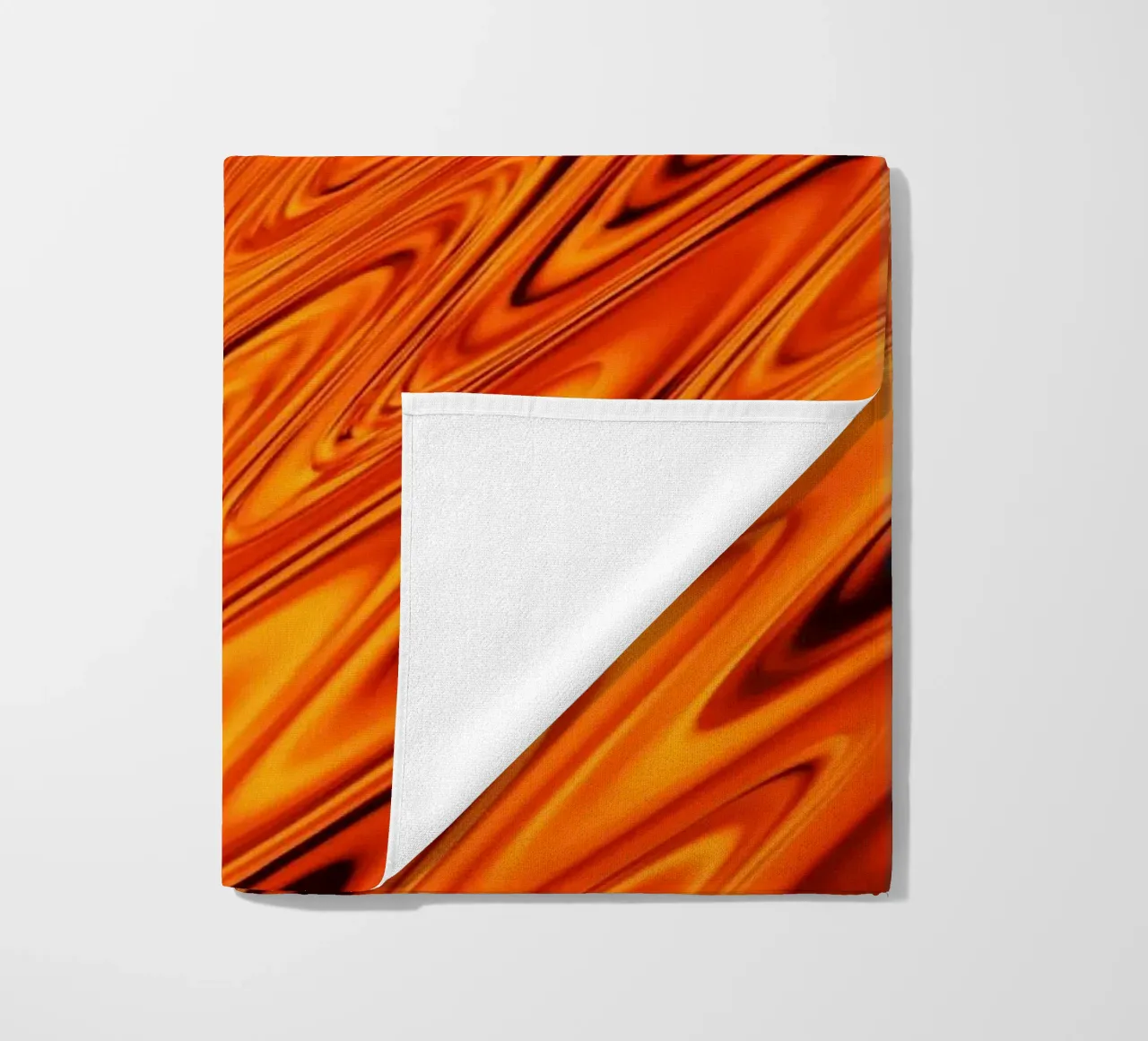Abstrakte dynamische Wellen und Muster in Orange und Rot Strandtuch von Something for you