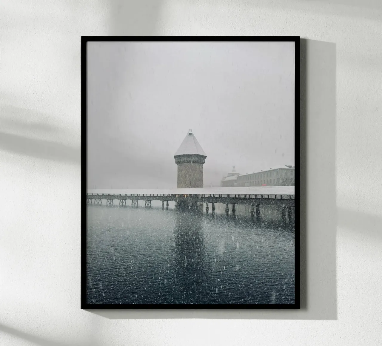 Lucerna, Svizzera: il Ponte della Cappella in inverno poster con telaio in alluminio da LucernePictures