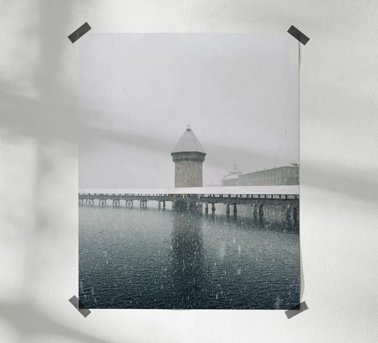 Lucerna, Svizzera: il Ponte della Cappella in inverno poster con telaio in alluminio da LucernePictures
