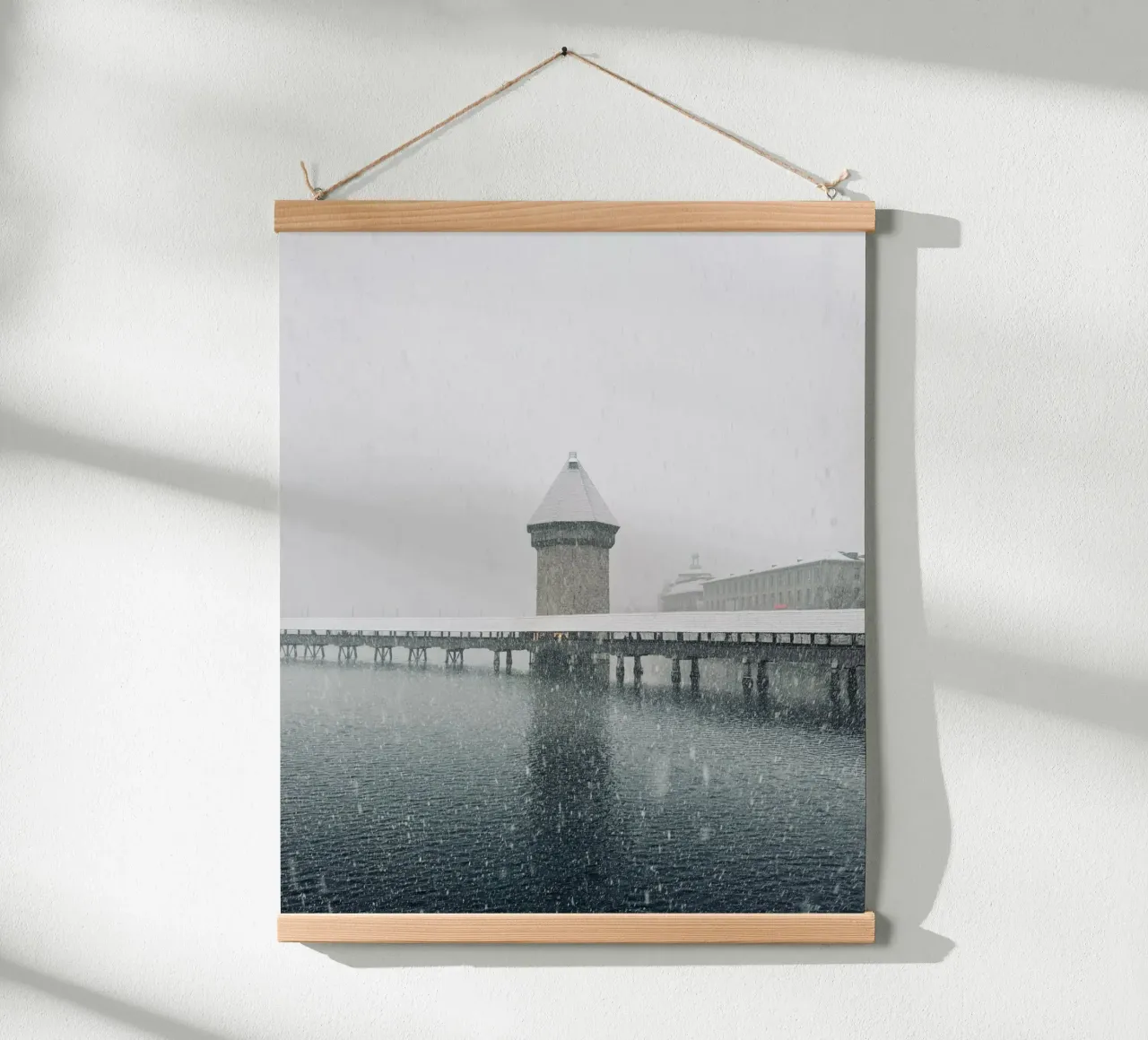 Lucerna, Svizzera: il Ponte della Cappella in inverno poster con telaio in alluminio da LucernePictures