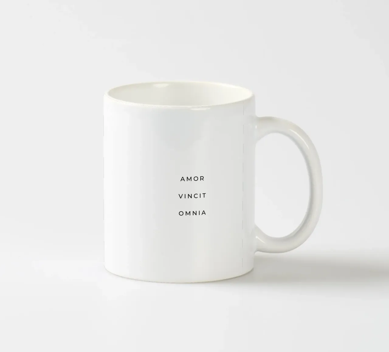 Amor vincit omnia - L'amore vince su tutto citazione tazza in ceramica da Paigaam Studio
