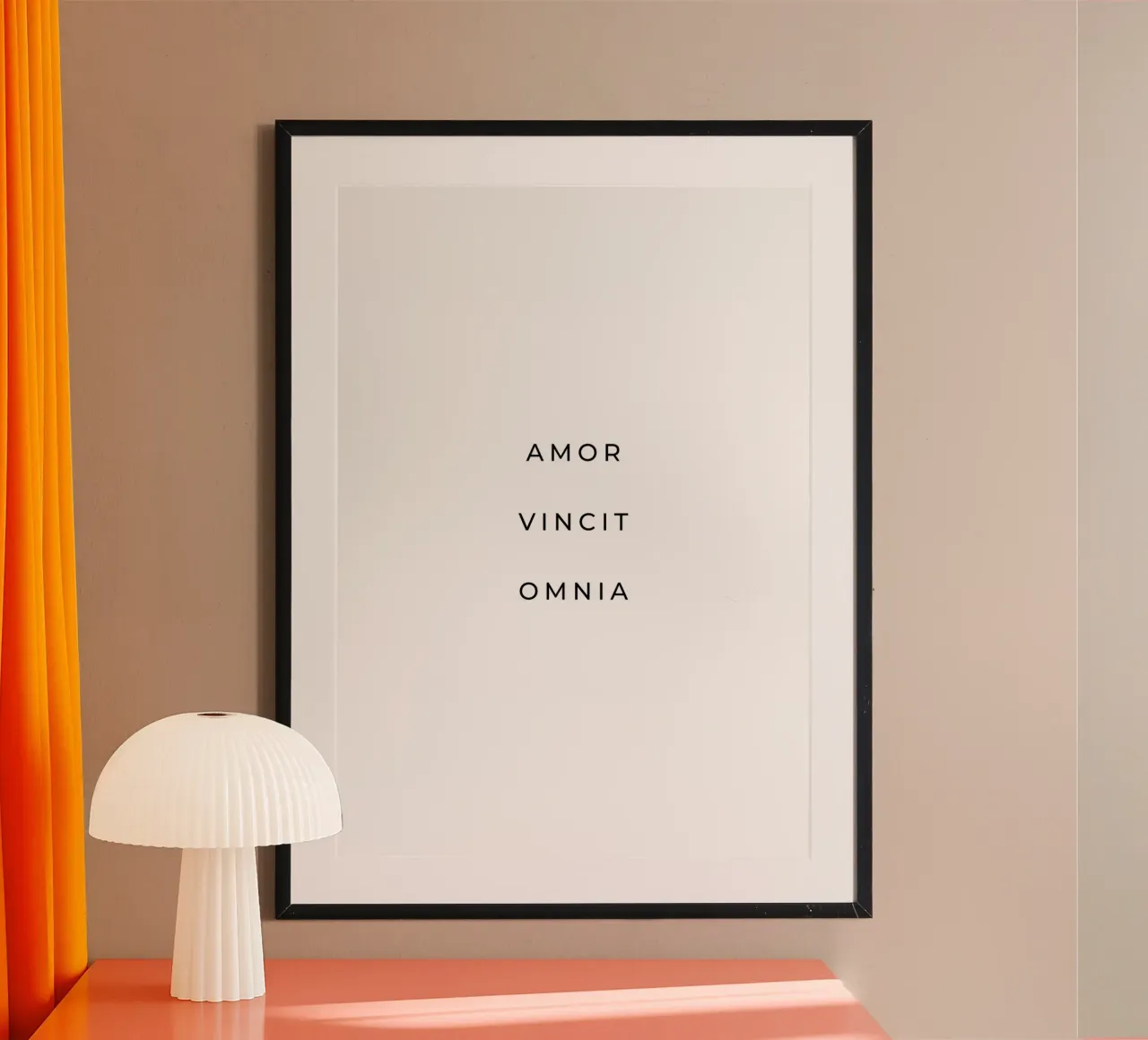 Amor vincit omnia - L'amore vince su tutto citazione poster con telaio in plastica da Paigaam Studio
