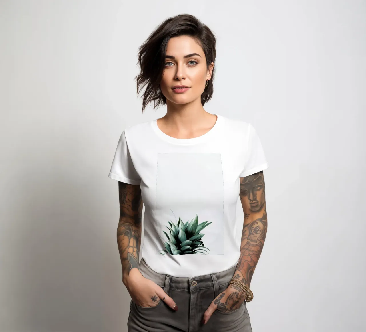 Pineapple Frauen T-Shirt von Chris Abatzis