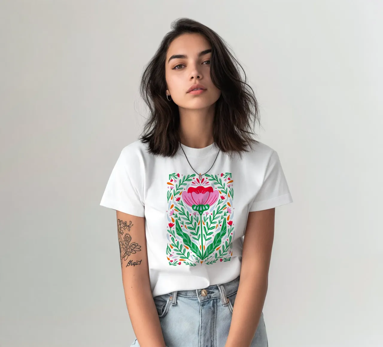 Fiore simmetrico e audace t-shirt da Wackapacka