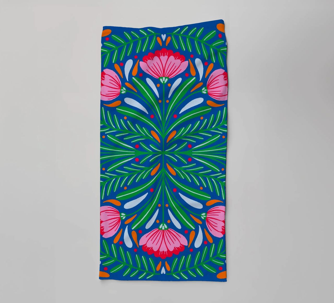 Flores atrevidas y simétricas toalla de baño de Wackapacka