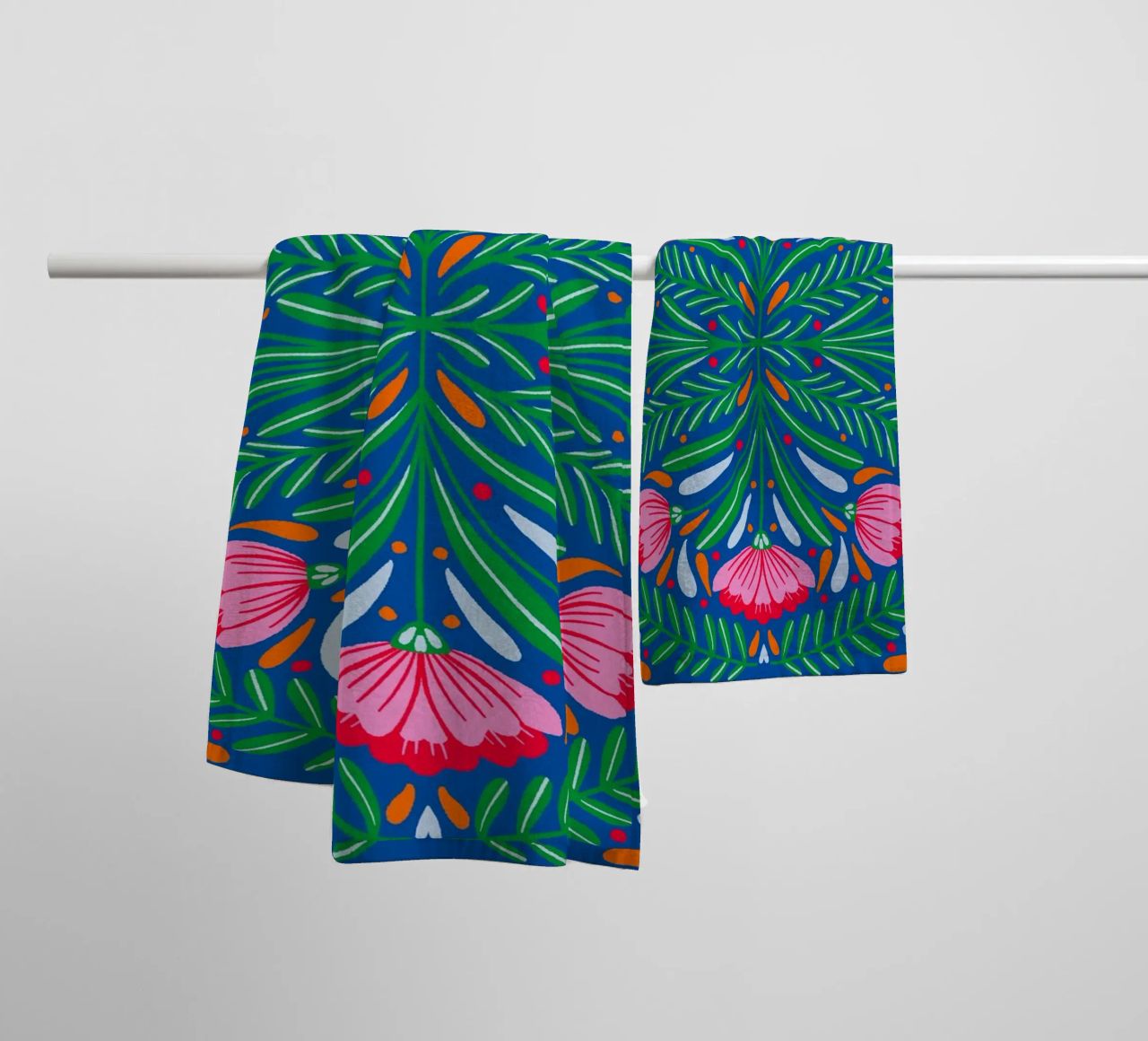 Flores atrevidas y simétricas toalla de baño de Wackapacka
