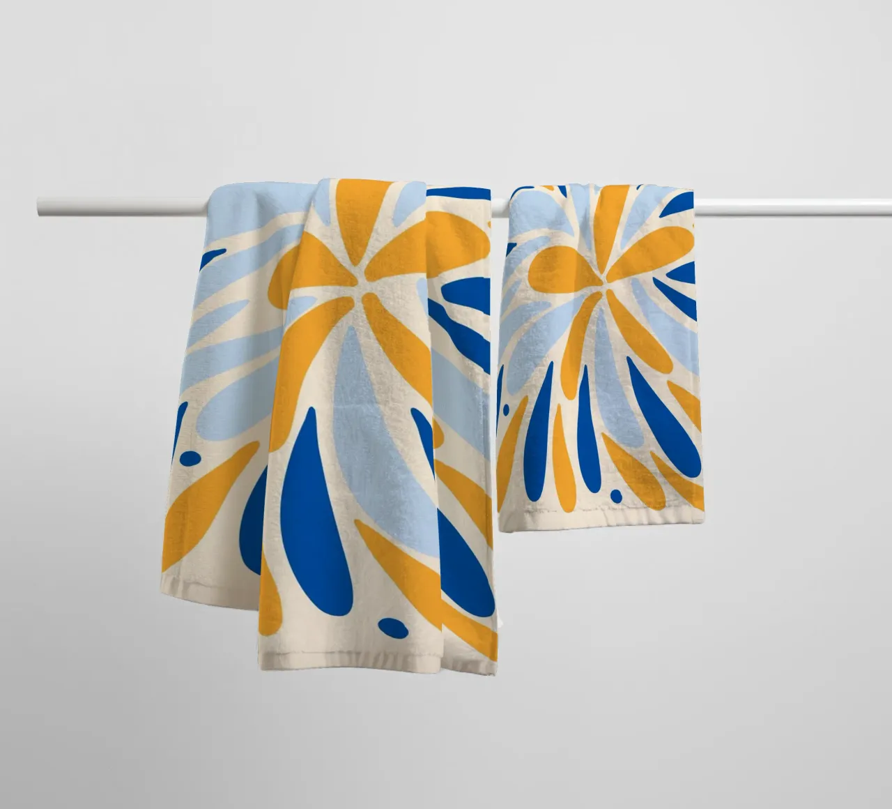 Esplosione floreale - giallo e blu asciugamano da bagno da Wackapacka